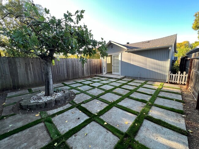 Building Photo - 1551 Menlo Ave