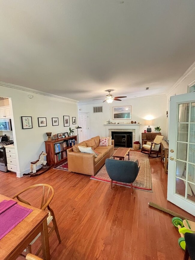 Building Photo - HISTORIC DOWNTOWN  3 bedroom 2.5 bath home
