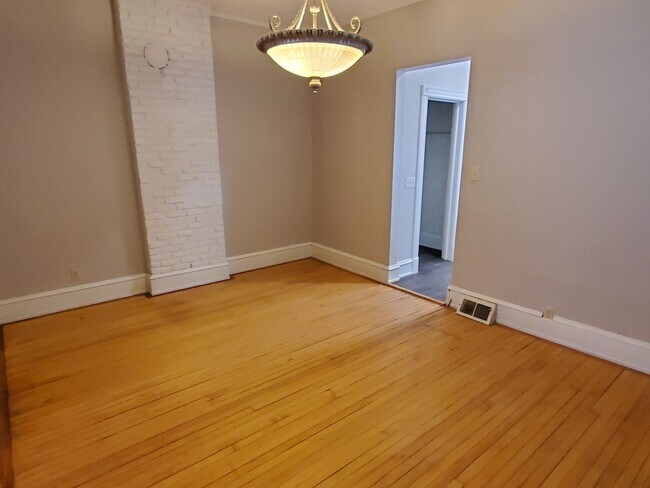 Building Photo - 2054 N Cambridge Ave