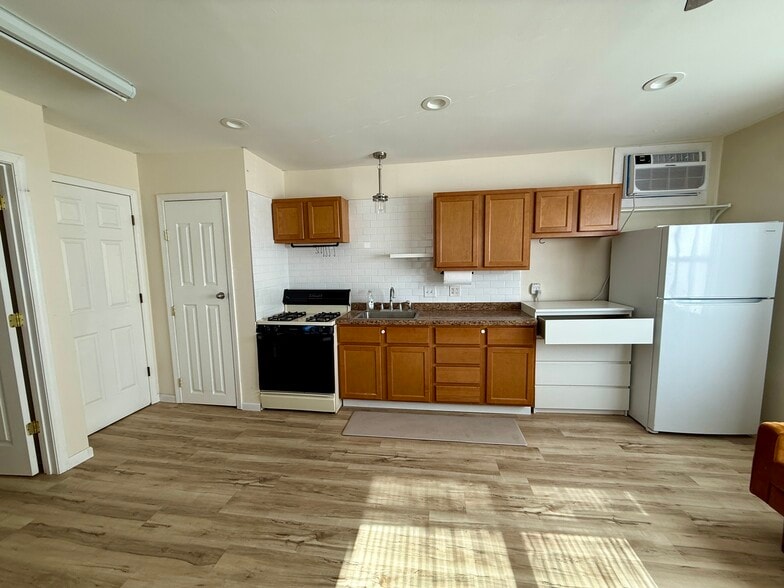 Building Photo - 7215 University Ave