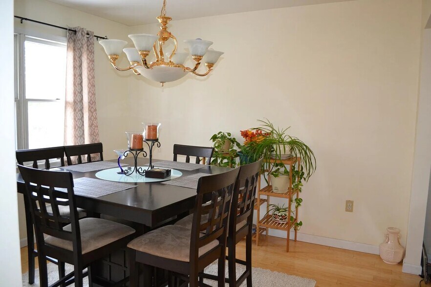 Dinning room - 216 Christopher Ave