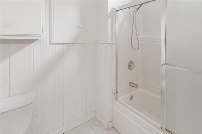 Building Photo - Spacious Updated Cottage