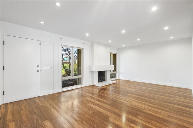 Building Photo - 3031 Flora Vista