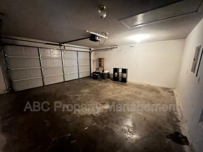Building Photo - 1001 S Eastview Dr