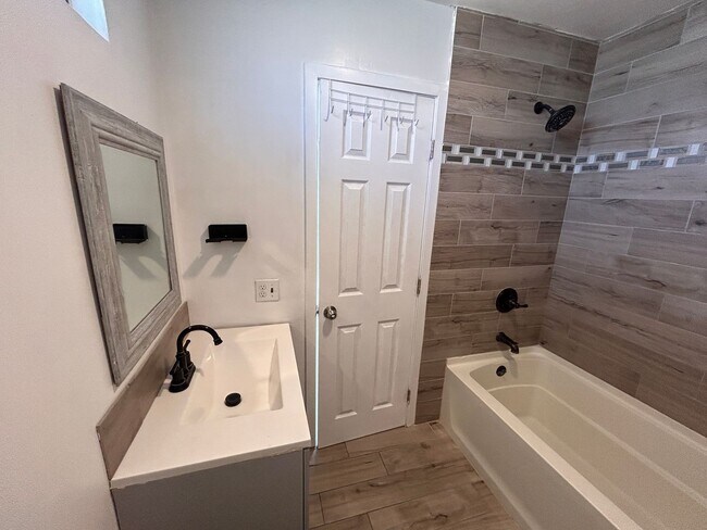 Building Photo - 4BD 3Bth Blend of style, comfort, and convenience.