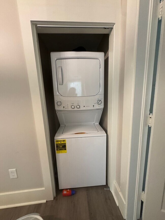 Building Photo - Renovated 2bed steps from Campus ! August 1 Lease