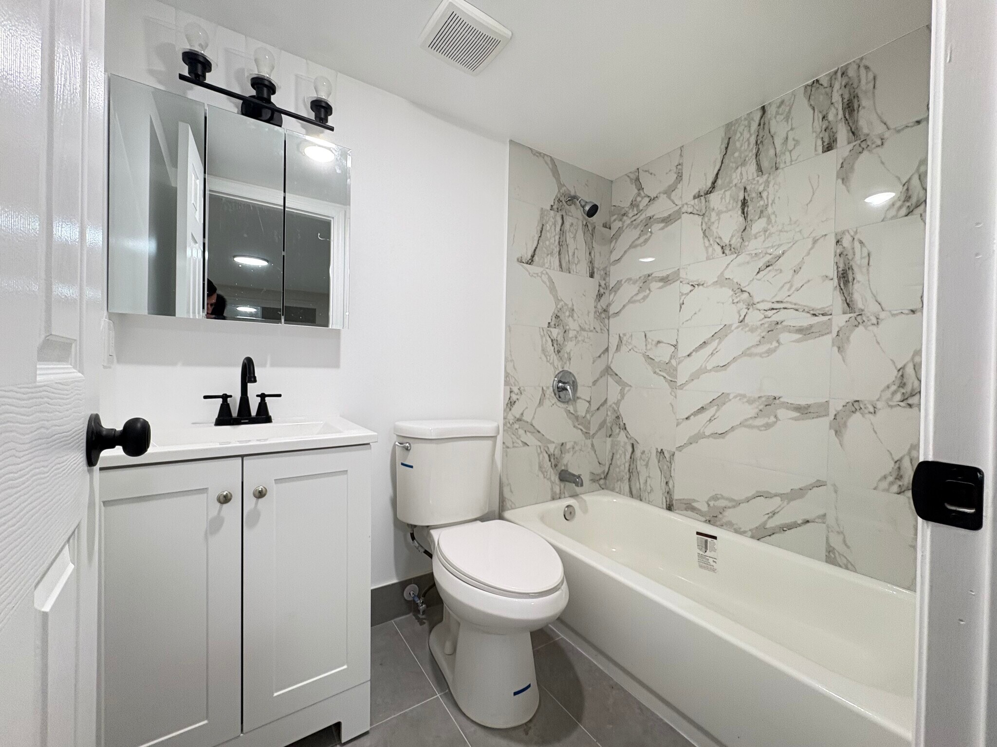 Building Photo - 811 Columbia Ave