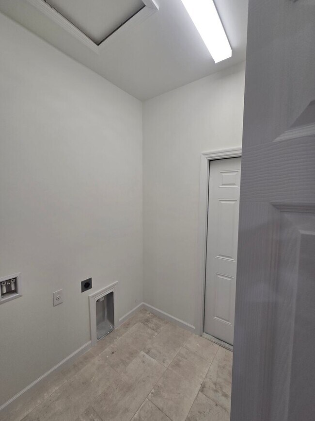 Building Photo - Brand new 3+DEN -2 BATHROOM 2 CAR GARAGE I...