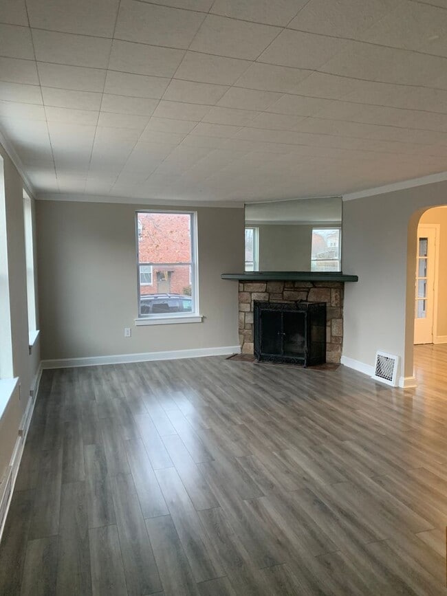 Building Photo - 3 Bedroom 1.5 Bath House, Finished Basement, Garage-Suburban SD