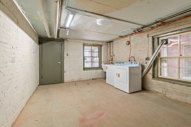 Building Photo - Spacious 6BR/2.5BA in CV AVAILABLE June 2026