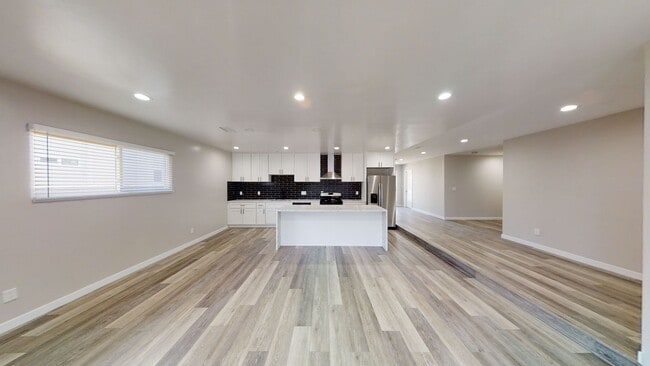 Building Photo - 4BD/2 BA Close Walk to Campus
