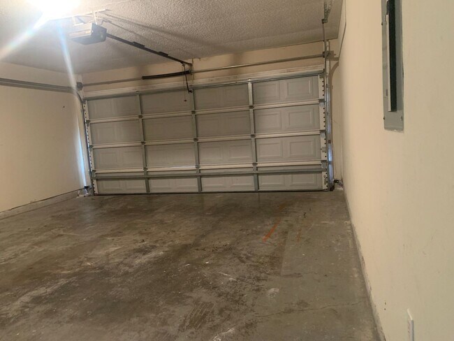 Building Photo - Move-in Ready!