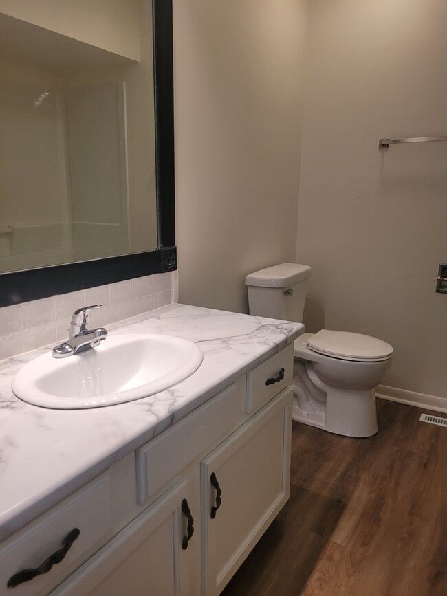 Building Photo - 3 Bed 1.5 Bath Townhome Available Now!