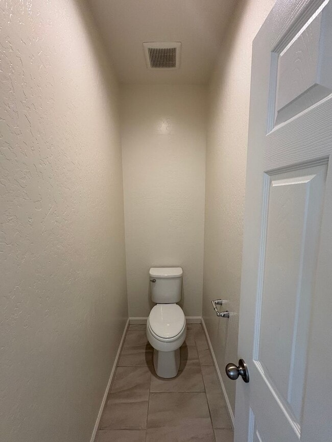 Building Photo - Comfortable NW Visalia Home Rent Ready!