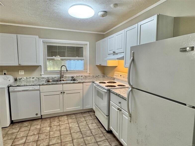 Building Photo - 929 Parkwood Dr