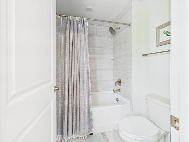 Building Photo - Stunning 5 Bedroom 4.5 Bathroom Located in...