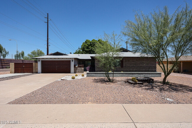 Primary Photo - 6402 E Cambridge Ave