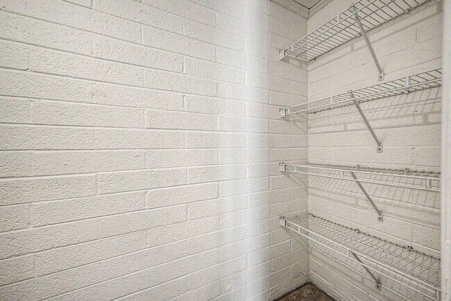 Building Photo - ***INCREDIBLE TOWNHOME with ALL appliances & water, sewer, trash INCLUDED!
