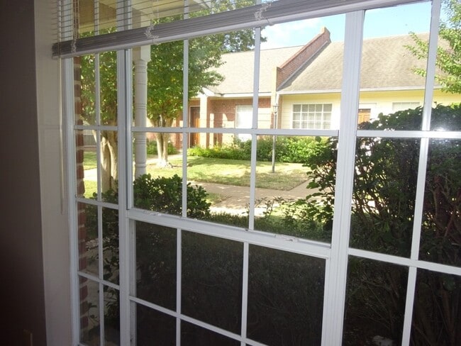 Building Photo - 2420 Stone Hollow Dr