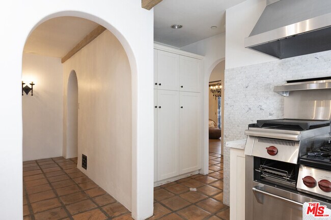 Building Photo - 1407 N Beverly Dr