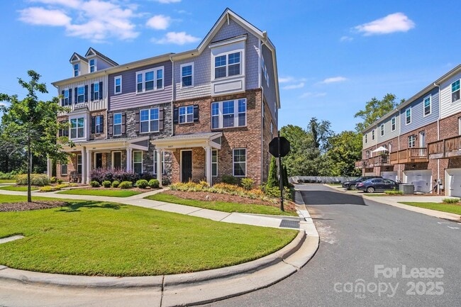 Building Photo - 10013 Hemingway Pl