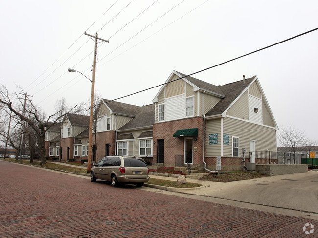 Primary Photo - Monroe Park Apartments