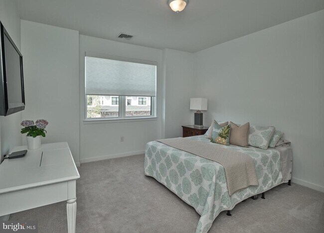 Building Photo - 14 Dogleg Ln
