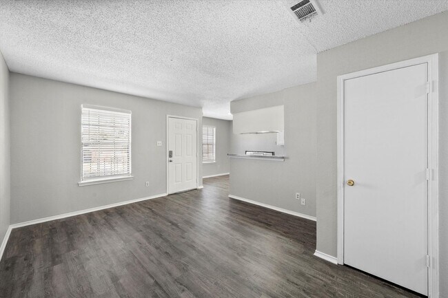 Building Photo - 606 Kings Way Dr