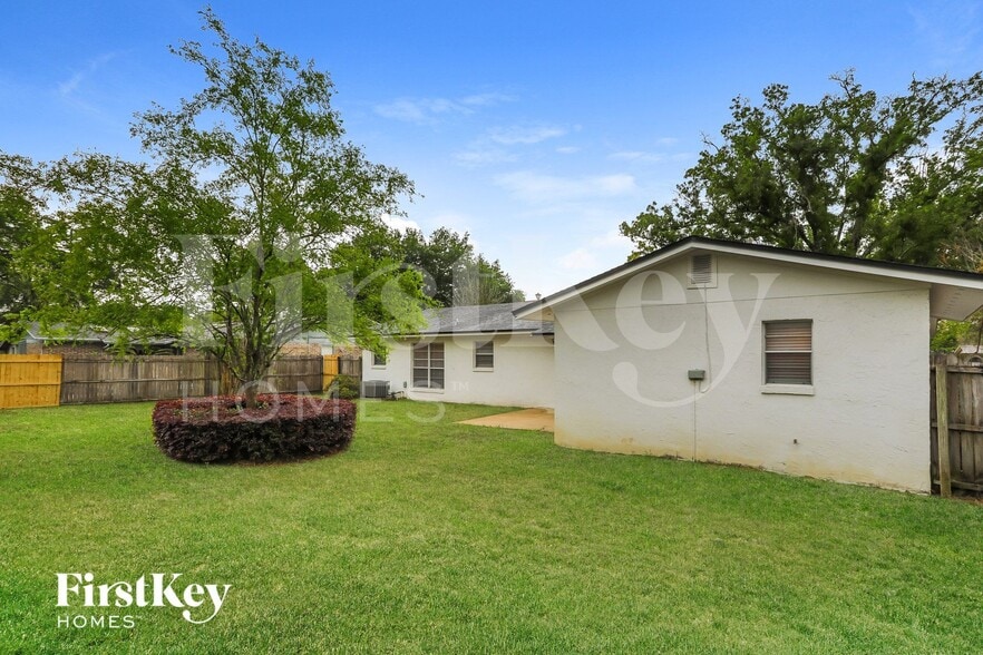 Building Photo - 2410 Oakdale Dr N