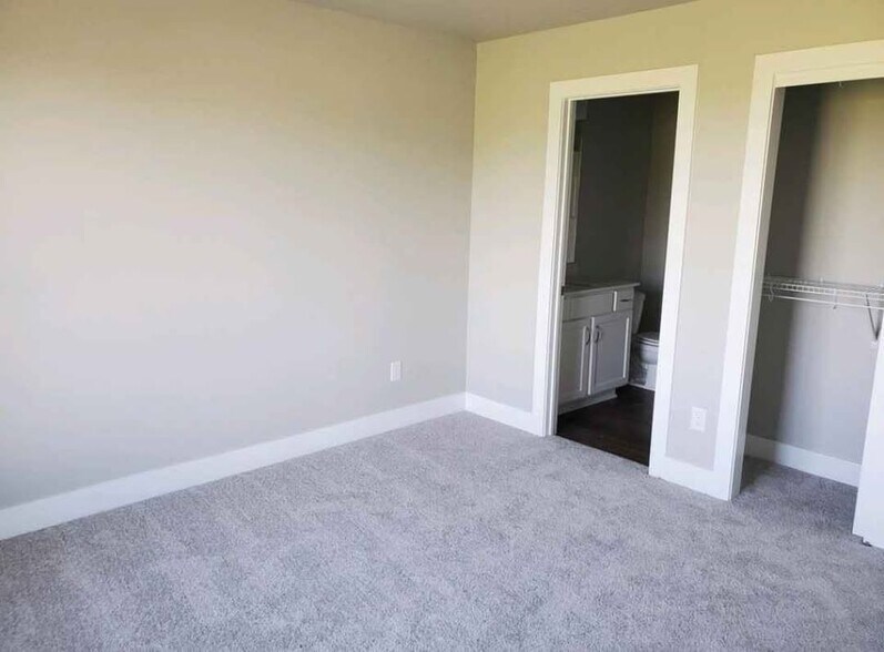 Building Photo - 312 NE Whitetail Dr