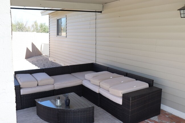 Building Photo - 5 Bedroom, 2 Bathroom