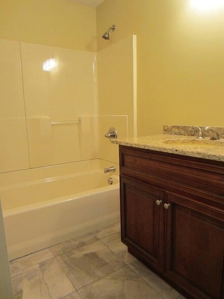 Bathroom - Tub/Shower Combo, Granite Countertop, Tile Floor - 7355 N HWY 27