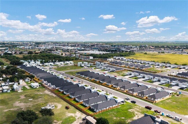 Building Photo - 16 Selena St