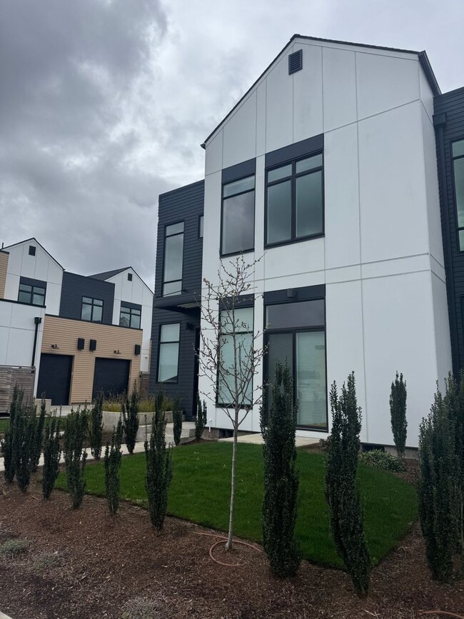 Building Photo - Brand New Modern Home!