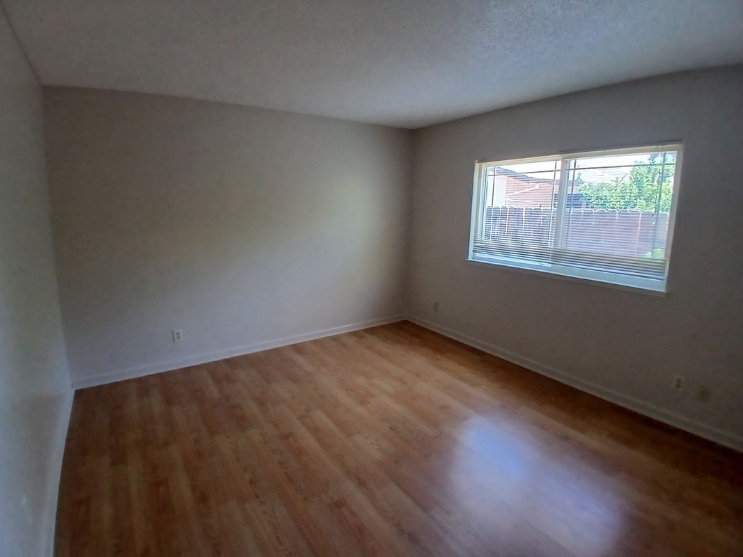 Building Photo - 9952 Vanguard Dr
