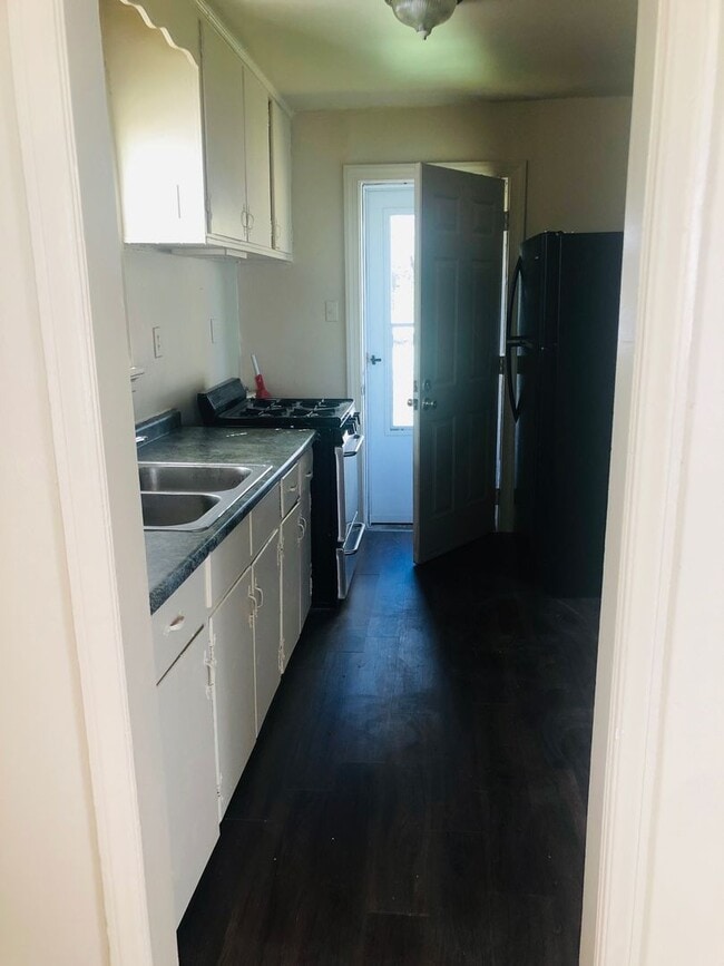 Building Photo - Adorable 3 bdrm/1bath House with Huge Back...