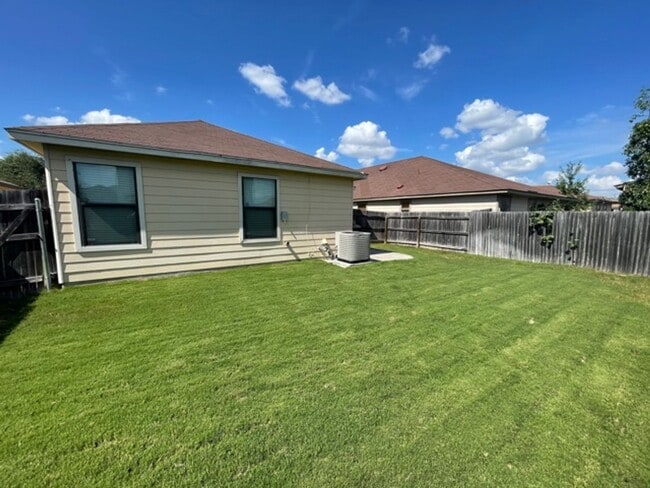 Building Photo - Lovely well maintained 3 bedroom 2 bath