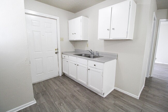 Building Photo - 2915 Christian Dr