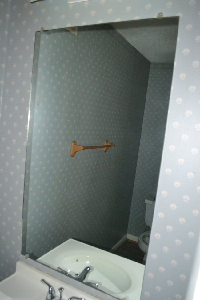 Building Photo - Home For Rent