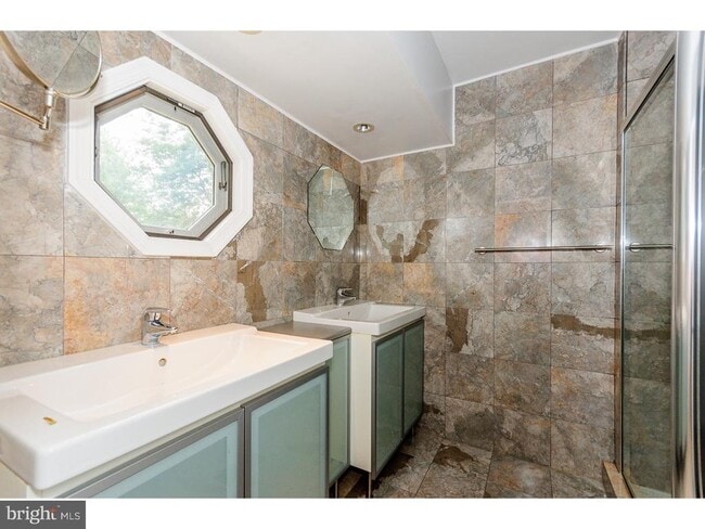 Building Photo - 8 Pond View Dr