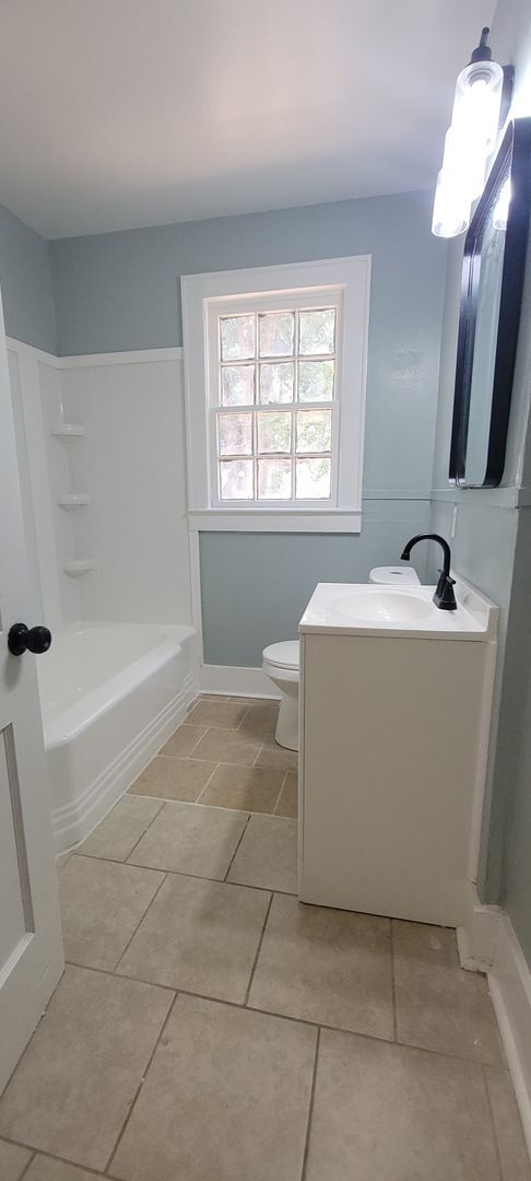 Building Photo - Beautiful 3 bedroom/1 bath Cottage with La...