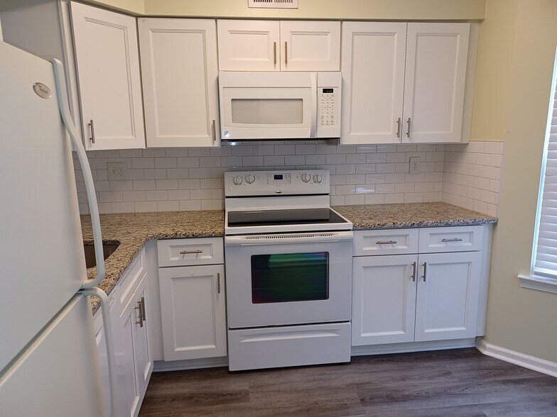 Kitchen - Cooking area - 2208 Clark Ct