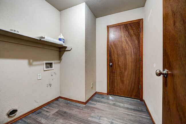 Building Photo - 517 Lone Oak Dr