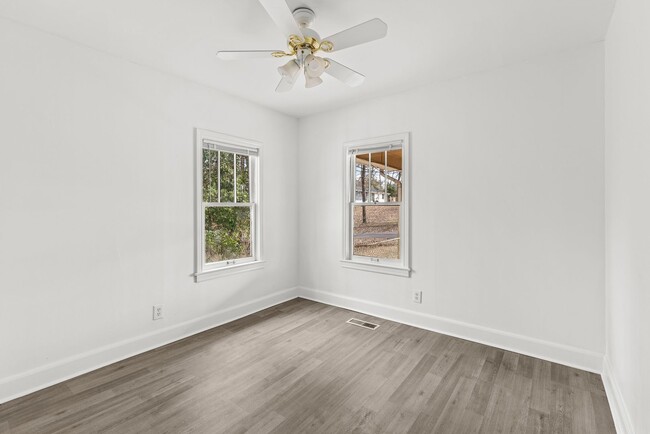 Building Photo - Beautifully Renovated 4 Bedroom 2 Bath Hom...