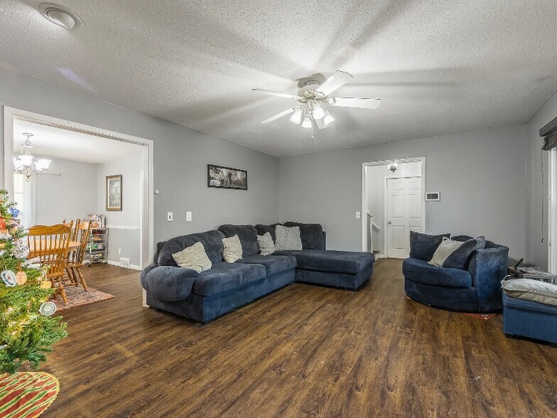 Building Photo - 4816 Mockingbird Ln