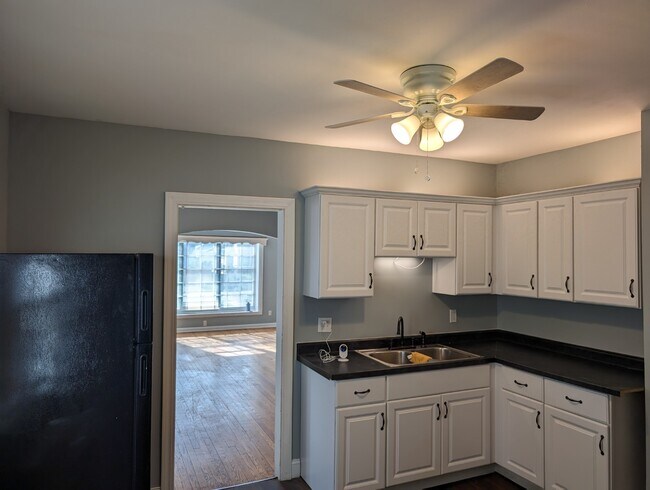 Building Photo - Renovated 3BR/1.5BA | 1,200 Sq Ft | Pet Fr...