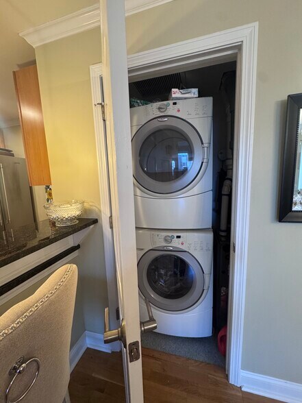 Building Photo - 17 Central St