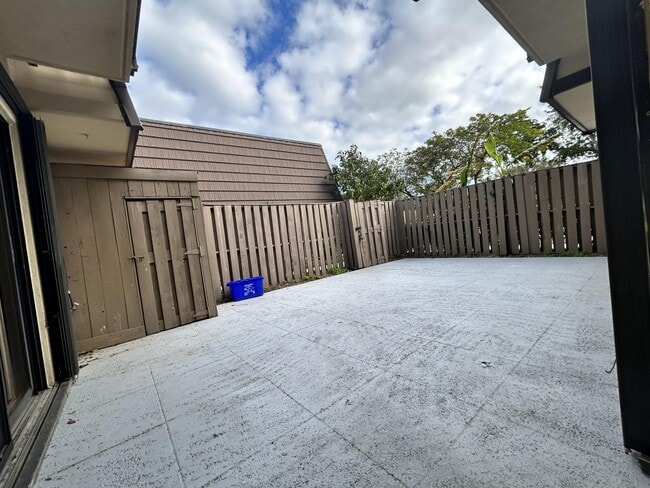 Building Photo - 705 7th Ct