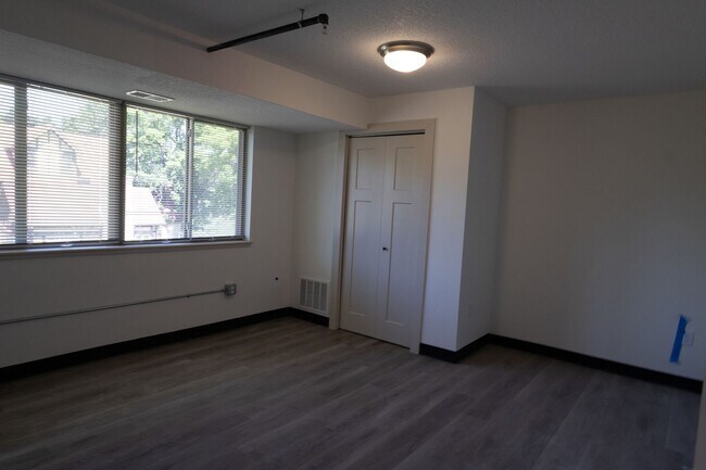 Building Photo - $1,450 / 2br - 560ft2 - RENOVATED 2BD, 1BA...