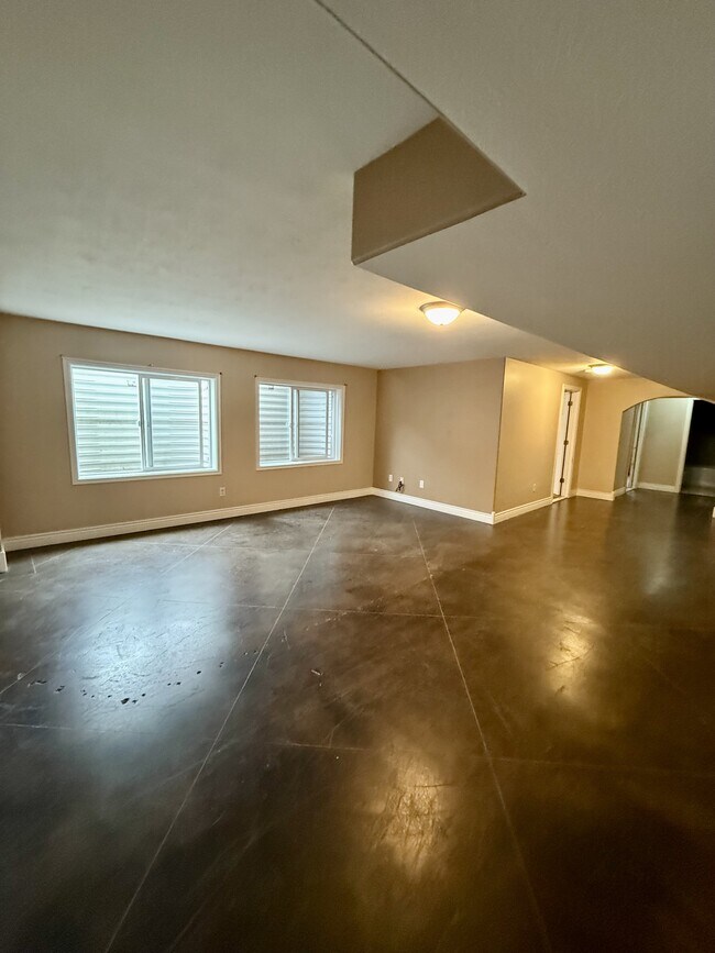 Building Photo - 4427 Lago Grande Dr